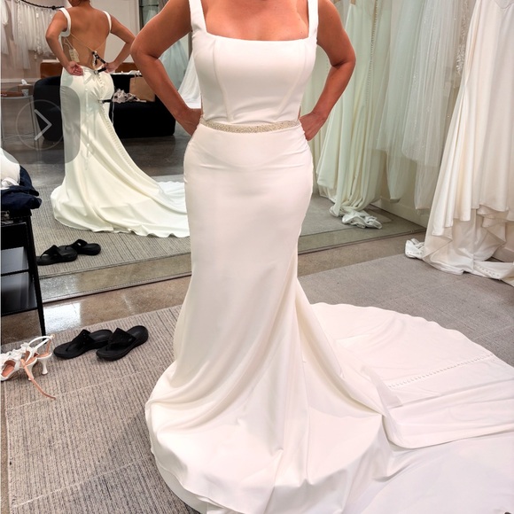 Chic Ivory Bridal Gown with Button Detail - Picture 10 of 12